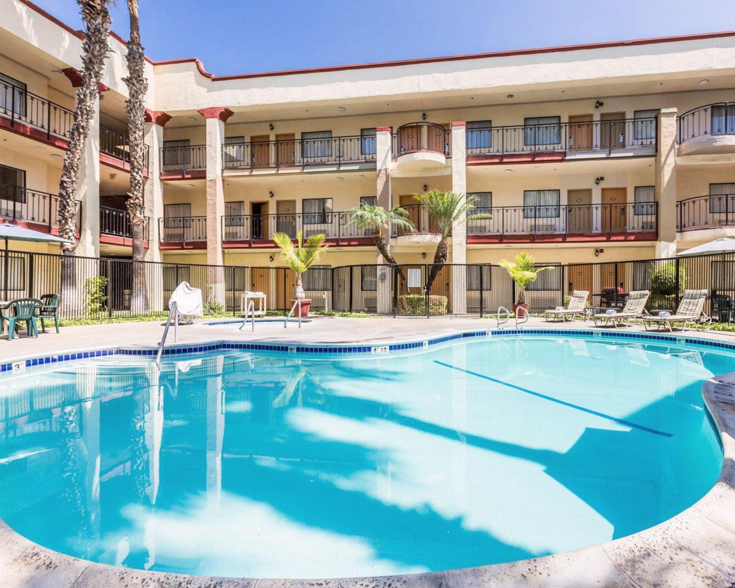 Comfort Inn & Suites Orange County John Wayne Airport Санта-Ана Екстер'єр фото