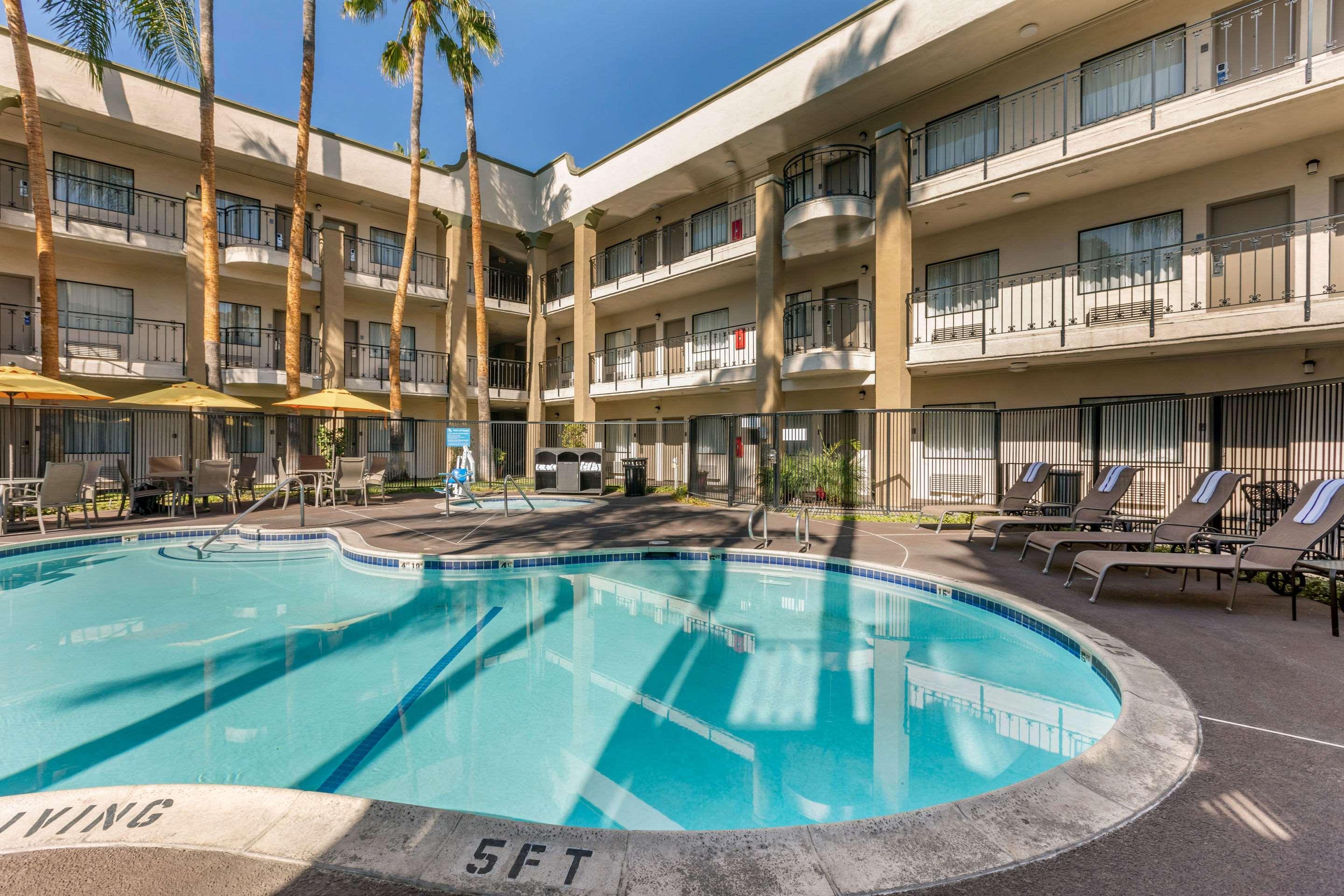 Comfort Inn & Suites Orange County John Wayne Airport Санта-Ана Екстер'єр фото